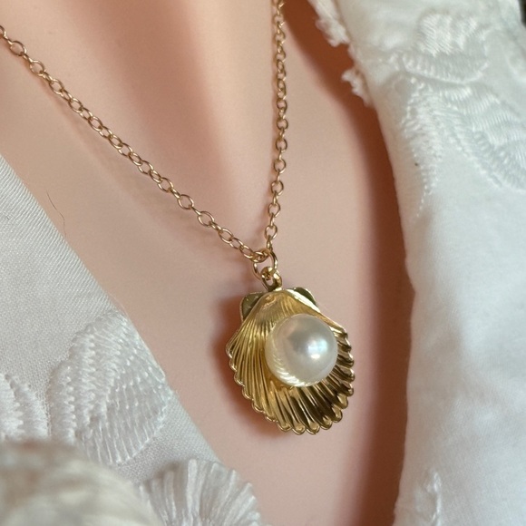 Casual Gold Tone Seashell Necklace with Pearl - Picture 4 of 5